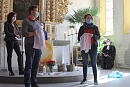 Alex und Marie als Engel - im Hintergrund Diana Wand, Superintendent Andreas Schwarze und Pfarrer Matthäus Monz (KG Bleicherode)