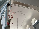 Pfarrerin Michaela Jecht lie&szlig; es rote Rosenbl&auml;tter auf die Gemeinde regnen (K. Hosmann)