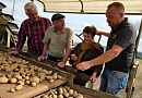 Martin Hey erkl&auml;rt die Arbeit der Sortierer auf dem Roder (R. Englert)