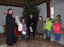 Kinder aus der Gemeinde schenken Pfr. Fl&auml;mig zum Abschied ein Segensband (G. M&uuml;hlhaus)