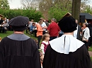 Luther und Melanchthon lauschen dem Spektakel (R. Englert)