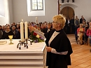 Der Altar wird geweiht - Andrea Patze entzündet die Altarkerzen mit dem Licht der Osterkerze (R. Englert)