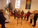 In großer Runde um den Adventskranz (Foto: R. Englert)