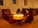 Kerzen werden vor dem Gottesdienst entzündet (Foto: R. Englert)