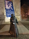 Luther mit Mahnwachenkerze (Foto: Regina Englert)
