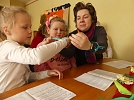 Die beiden jungen Damen haben die Schöpfungsgeschichte für uns als Aufsteller gestaltet (Foto: R. Englert)