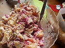 Kartoffelsalat mit roter Beete - lecker! (Foto: R. Englert)