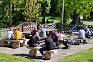 Vor dem Schützenhaus ließ es sich in der Sonne trefflich diskutieren (Foto: R. Englert)