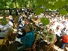 Die Reihen sind sehr gut gefüllt  und überall im Grünen sitzen auch noch Gottesdienstbesucher (Foto: R. Englert)