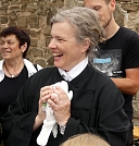 Und auch Pfrn. Wegner mit Taube (Foto: R. Englert)