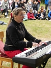 Kreiskantorin Margarita Yeromina begleitet die Kinder am Keyboard (Foto: R. Englert)