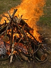 Draußen lodert das Johannisfeuer (Foto: R. Englert)