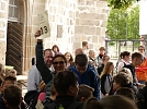 Und Frau Radeva wird mit einer Gruppe vor der Kirche tanzen (Foto: R. Englert)