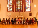 Elisabeth Alpers-von Biela spricht über Kirchenfenster (Foto: R. Englert)