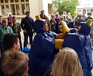 In langen Schlangen standen sie zum Sumo-Ringen an (Foto: R. Englert)