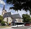 Draußen warten schon die Busse für den Heimweg (Foto: R. Englert)