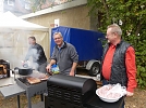 Hinterher brutzelten fleißige Griller noch im Pfarrgarten (Foto: R. Englert)