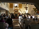 Gut gefüllte Kirchenbänke, auch die beiden Emporen waren belegt (Foto: R. Englert)
