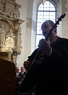 Und auch die Gitarre von Pfarrer Lenz kam zum Einsatz (Foto: R. Englert)