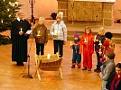 Die Kinder kommen mit Pfarrerin Elisabeth Alpers-von Biela aus dem Kindergottesdienst zurück (Foto: R. Englert)