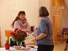 Teamwork, damit auch das Licht seinen Platz auf der Tafel findet (Foto: Regina Englert)