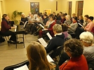 Der Pfarrsaal ist voll (Foto: Regina Englert)