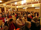 Volle Kirchenbänke (Foto: Regina Englert)