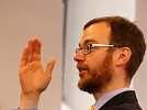 Kantor Michael Kremzow an der Orgel, als Dirigent der Flöten, Bläser und der Kantorei (Foto: Regina Englert)