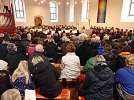 Volle Kirchenbänke (Foto: Regina Englert)