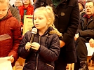 Die Kinder verschenken Farben (Foto: Regina Englert)