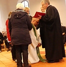 Viele Hände ruhen auf ihm, doch die Gedanken dürften mehr als in Bewegung sein (Foto: Regina Englert)