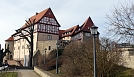 Die Burg mit frischem Baumschnitt und einigen Fällungen (Foto: Regina Englert)