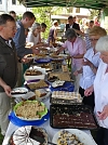 Draußen warten Kaffee und Kuchen (Foto: Regina Englert)