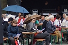 Auch ein leichter Regen schreckt die Gottesdienstbesucher nicht (Foto: K. Schwarze)