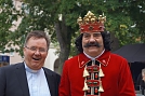 Ein fröhliches Bild am Rande - Pfarrer R. Hentrich mit dem Roland (Foto: K. Schwarze)