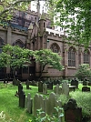 Ein alter Friedhof  - welch ein Kontrast zur großen, lauten Stadt (Foto: St. Hänsel)