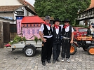 Mit der Kirche zum Festumzug  (Foto: A. Schwarze )