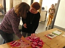 Daniela Haupt hat ein paar Give Aways von Mary Kay für die Frauen zur Verfügung gestellt (Foto: R. Englert)