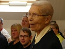 Frau Irene Junker erinnert sich, wie Kurt Liesegang damals umgezogen ist und von seinem neuen Zimmer begeistert war. (Foto: R. Englert)