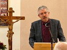 Superintendent Andreas Schwarze mit Grüßen und einer Bank im Gepäck (Foto: R. Englert)