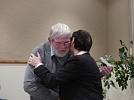 Harald Volkmann drückt Dagmar Meißner zart (Foto: R. Englert)