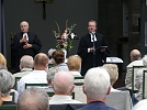 Die Gehörlosengemeinde sitzt vorn, damit sie die Gebärden von Pfarrer Andreas Konrath gut verfolgen kann (Foto: R. Englert)