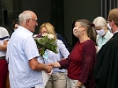 Wilfried Jendricke dankt Gesine Büttner, dass sie ihren Mann mit der Gemeinde geteilt hat (Foto: R. Englert)