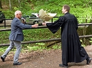 Ein flott überreichtes Geschenk des Kirchenkreises von Präses Dr. Uwe Krieger (Foto: R. Englert)