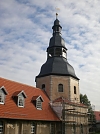 Am Kirchturm wird gebaut.... (Foto: TA)