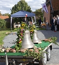 Einparken vor der Kirche (Foto: R. Englert)