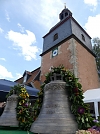 Die Glocken vor dem Turm (Foto: R. Englert)