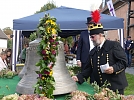 Wilfried Fromm schlägt die große Glocke 3x an (Foto: R. Englert)