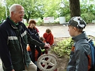 Pfarrer Victor mit Glücksrad (Foto: Maria Gründel)