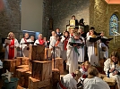 Ein Chor aus vielen Kirchgemeinden der Region kommentiert das Geschehen und unterstützt die Jugendlichen. (Sollstedt) (Foto: Dieter Leidel)